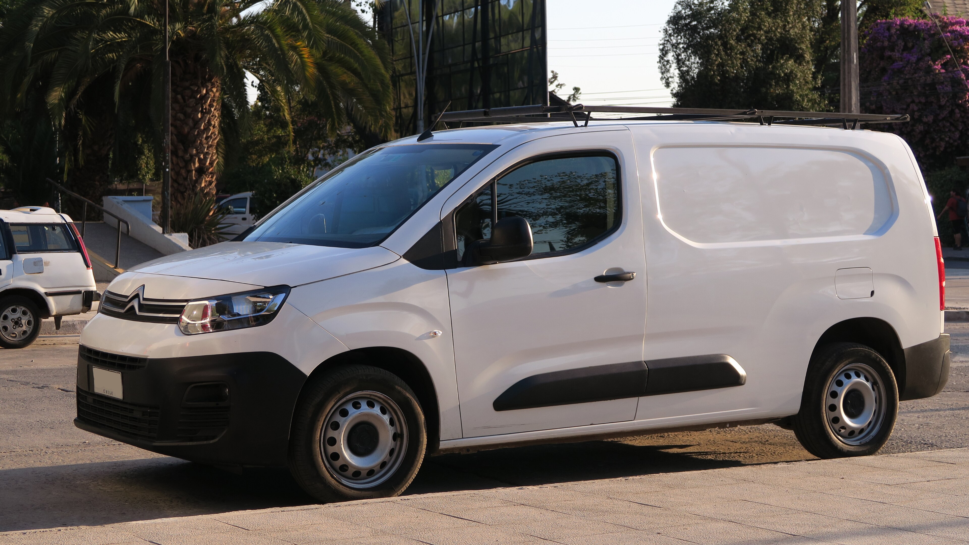 Furgoneta de carga Citroën Berlingo blanca, fotografía de referencia del modelo