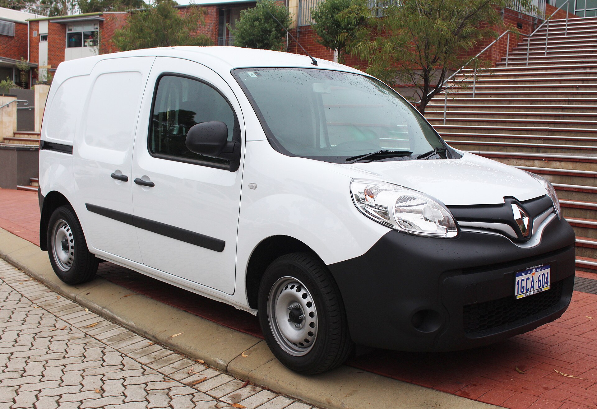 Furgoneta de carga Renault Kangoo blanca, vista delantera de tres cuartos